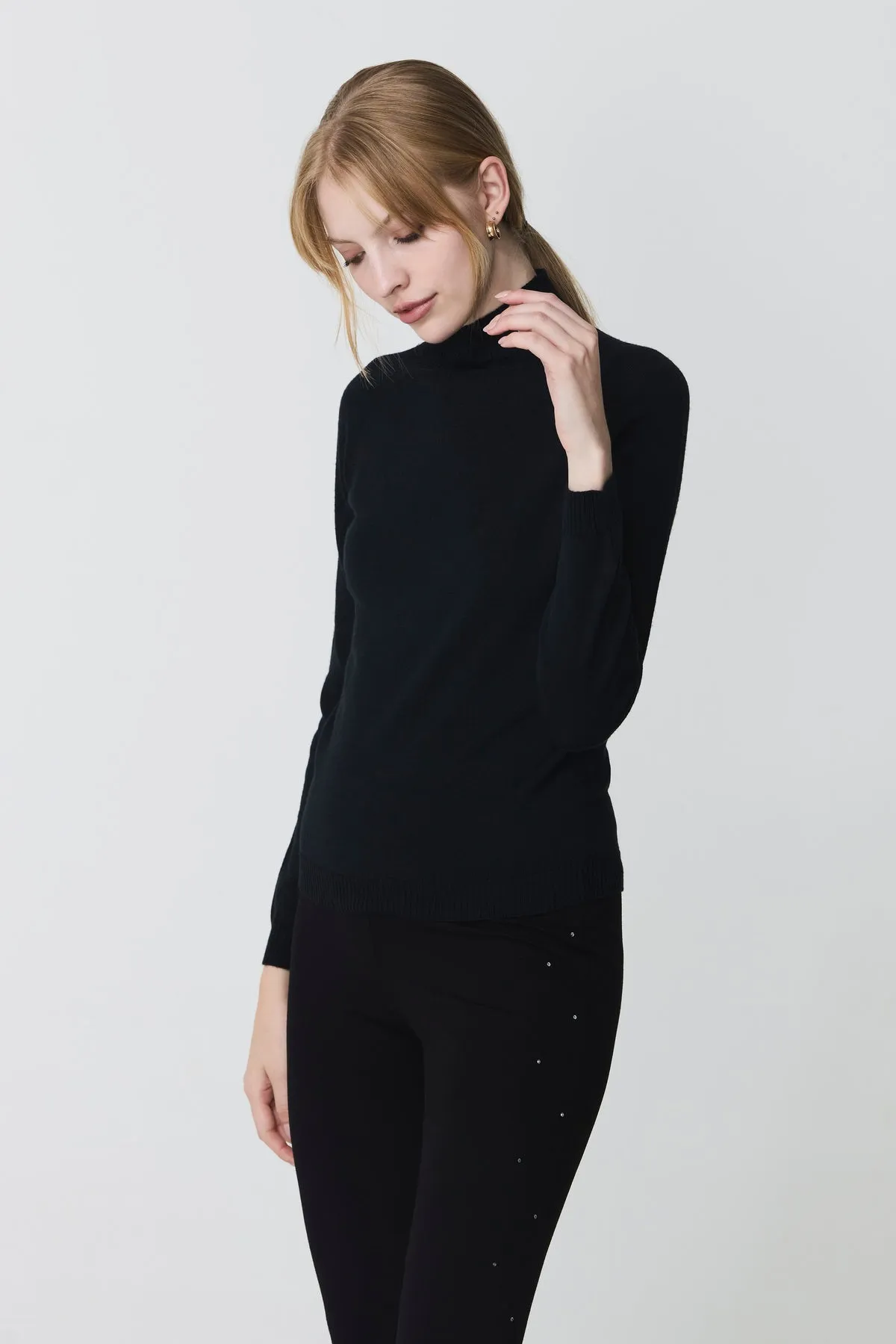 Escorpion HIGH NECK BLACK SEAMLESS SWEATER