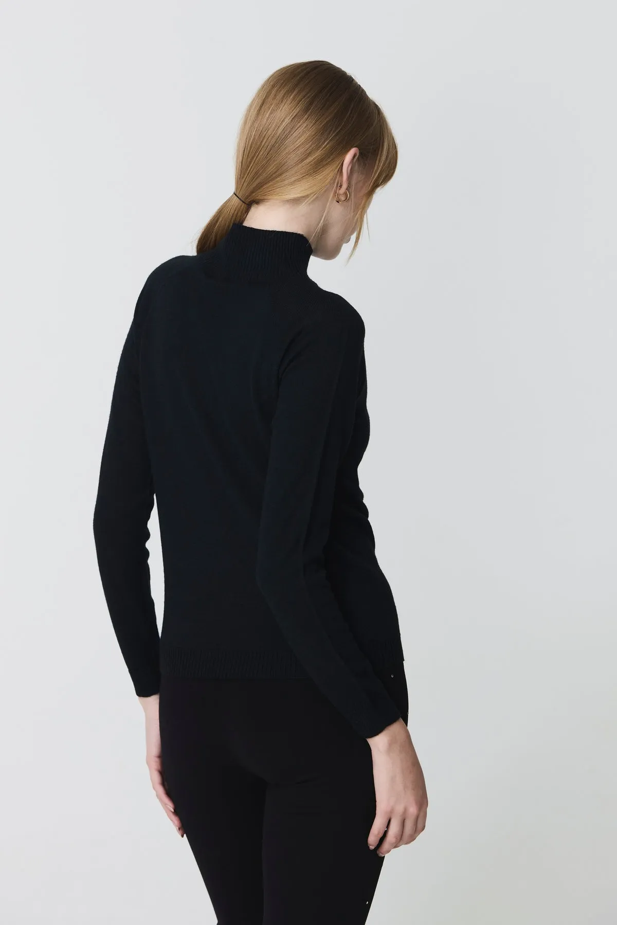 Escorpion HIGH NECK BLACK SEAMLESS SWEATER