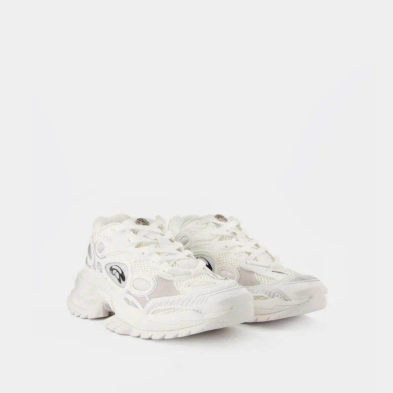 Nucleo trainers in white